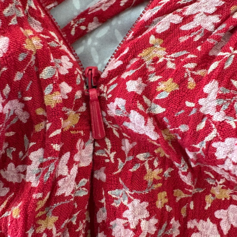Medium American Eagle Red Floral Romper - Picture 8 of 12